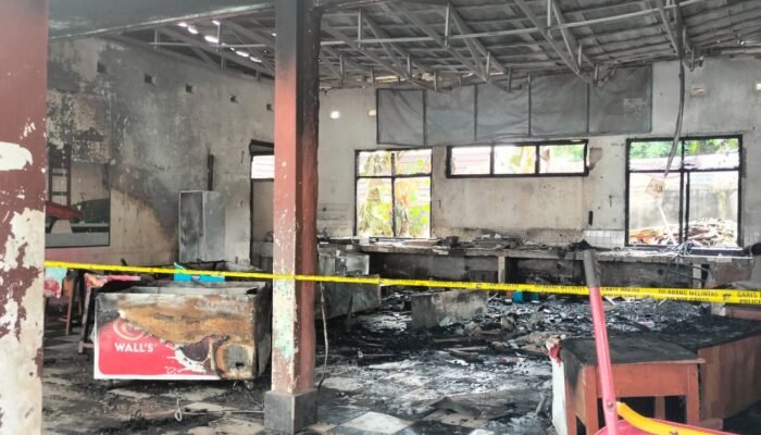 Diduga Korsleting Listrik, Kantin SMP N 4 Palembang Ludes Terbakar