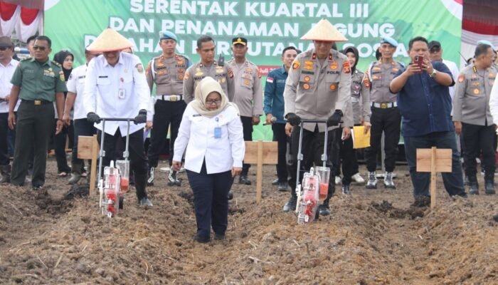 Dukung Swasembada Pangan, Wakapolda Sumsel Turun Langsung Tanam Jagung Serentak Kuartal III di Desa Muara Baru Ogan Ilir
