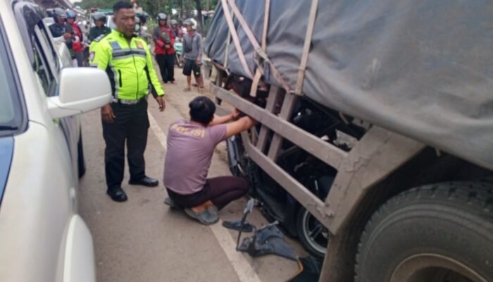 Hantam Tronton Parkir Dibahu Jalan Letjen Harun Sohar Palembang, Pengendara Motor Tewas di Lokasi Kejadian