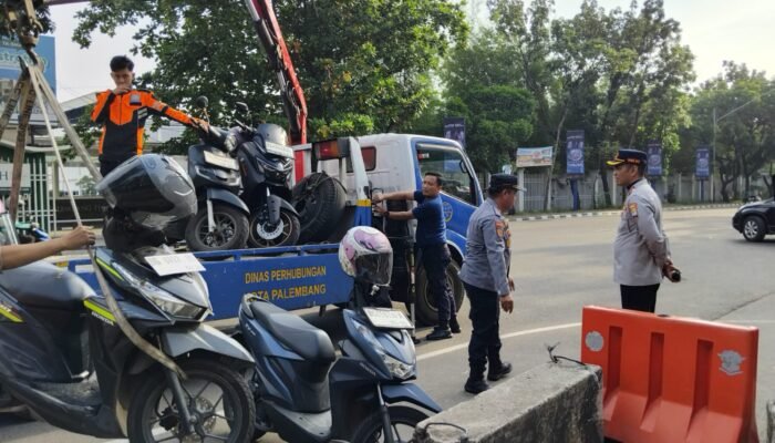 Dishub Kota Palembang Angkut Paksa 13 Motor yang Parkir Dibahu Jalan POM IX depan RS Siloam