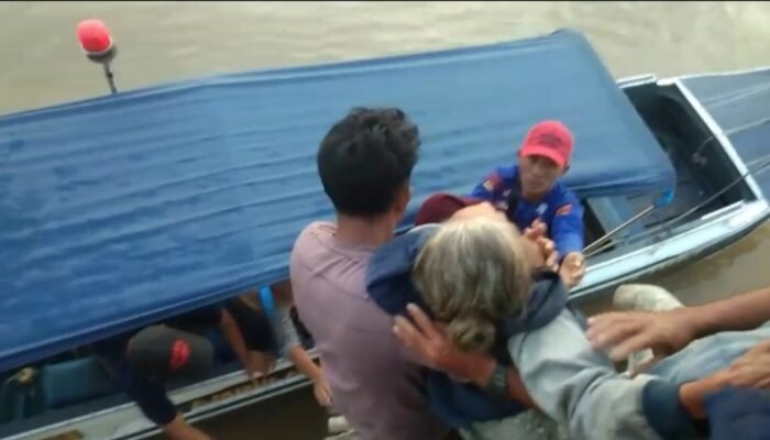 Pupil Matanya Keluar, Lansia di Desa Upang Dievakuasi Ambulance Apung ke Rumah Sakit Sriwijaya Palembang