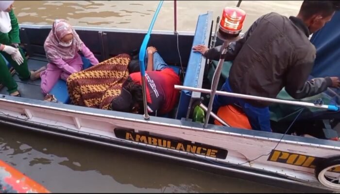 Dirujuk ke Rumah Sakit di Palembang, Dewi Handayani Melahirkan Diatas Ambulance Apung Polairud Polda Sumsel