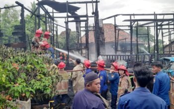 Berkobar Satu Jam, Sijago Merah Lahap Rumah Panggung di Jalan Politeknik Bukit Lama Palembang