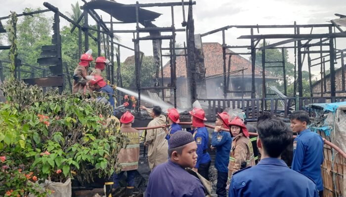 Berkobar Satu Jam, Sijago Merah Lahap Rumah Panggung di Jalan Politeknik Bukit Lama Palembang