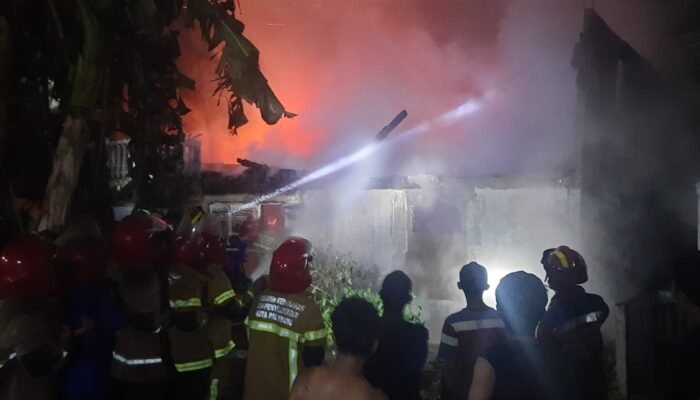 Kebakaran Landa Pemukiman Padat Belakang Rusun Palembang, Satu Rumah Ludes Terbakar
