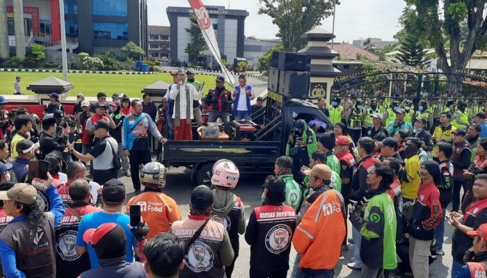 Menyejukan Aksi Ojol di Mapolda Sumsel Berlangsung Damai Memilih Doakan Almarhum Affan Kurniawan