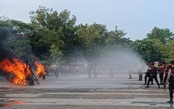 Personel Polda Sumsel Diajarkan Teknik dan Praktek Memadamkan Api Karhutla
