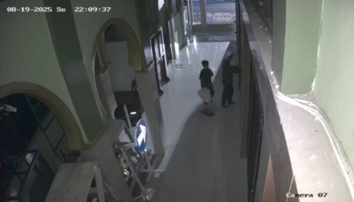 Pelaku Pencurian Kotak Amal di Masjid Miftahul Jannah Terekam CCTV Ajak Anak Kecil