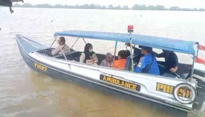 Remaja Penderita DBD di Desa Upang Marga Dilarikan ke RS dengan Ambulance Apung Polairud Polda Sumsel