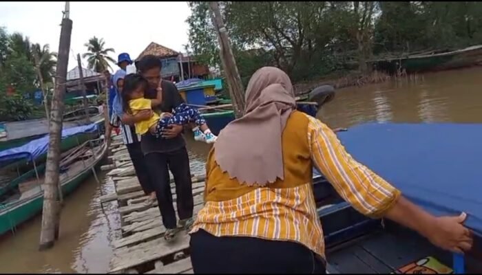 Ambulance Apung Polairud Polda Sumsel Evakuasi Bocah Demam Tinggi di Desa Upang ke Rumah Sakit Bunda Palembang