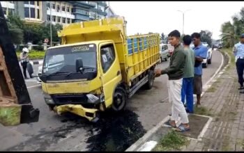 Sopir Ngantuk, Truk Engkel Hantam Pembatas Jalan Fly Over Simpang Bandara
