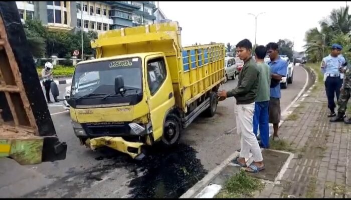 Sopir Ngantuk, Truk Engkel Hantam Pembatas Jalan Fly Over Simpang Bandara