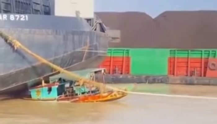 Detik detik Tongkang Pasific Star 8721 Tabrak dan Seret Perahu Getek Penyelam Tradisional di Sungai Musi