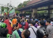 Tertahan Didepan Pagar Masuk Gedung DPRD Sumsel, Mahasiswa Tetap Berorasi Sampaikan Tuntutan