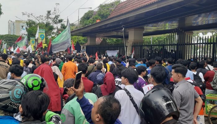 Tertahan Didepan Pagar Masuk Gedung DPRD Sumsel, Mahasiswa Tetap Berorasi Sampaikan Tuntutan