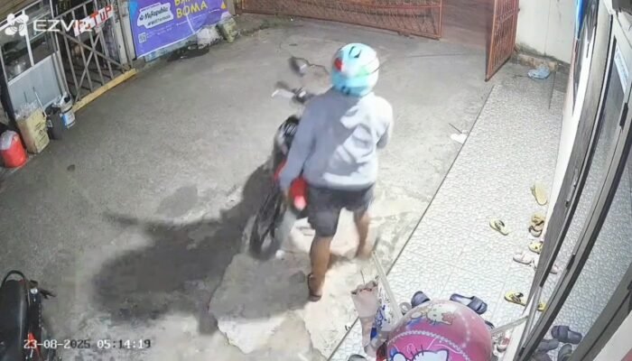 Terekam CCTV, Pelaku Curanmor di Palembang Angkat Ban Depan Bawa Kabur Honda Revo