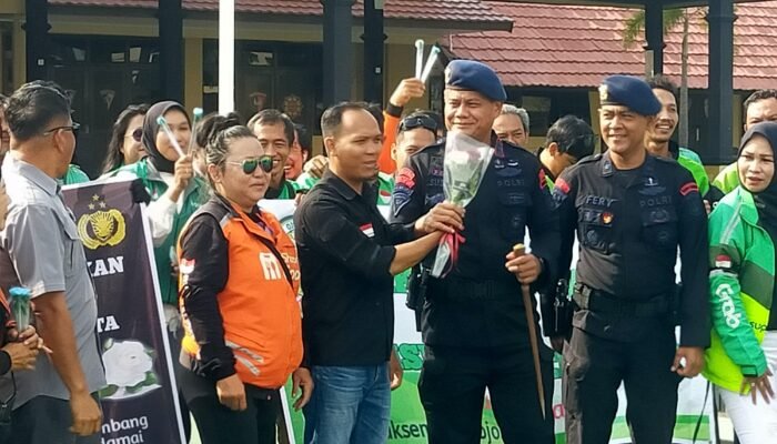 Tebar Mawar ke Polisi dan TNI, Ojol: Kalian Bukan Musuh Kami