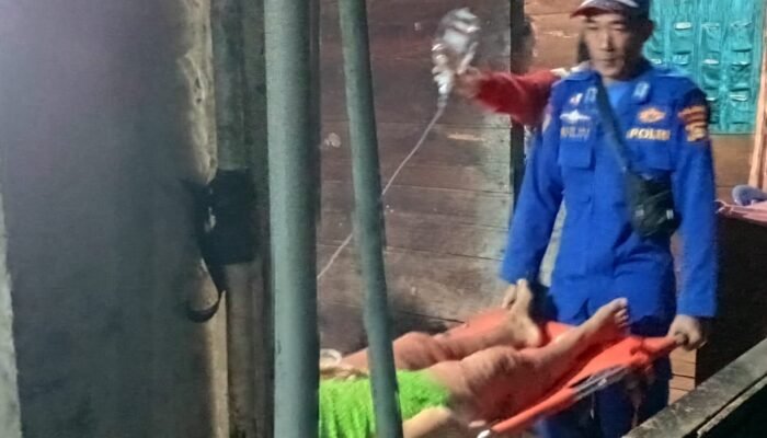 Respon Cepat, Ambulance Apung Polairud Polda Sumsel Larikan Pasien Sakit Pinggang