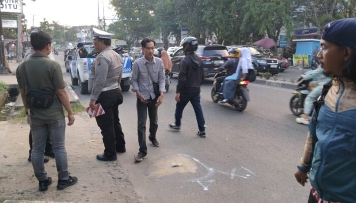 Pengendara Sepeda Listrik Tewas Terjatuh Usai Senggol Ban Belakang Honda Beat di Jalan RE Martadinata Palembang