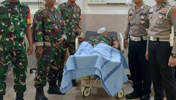 Sinergitas Nyata, Polisi Polda Sumsel Bantu Evakuasi Anggota TNI Mendadak Drop Dijalan