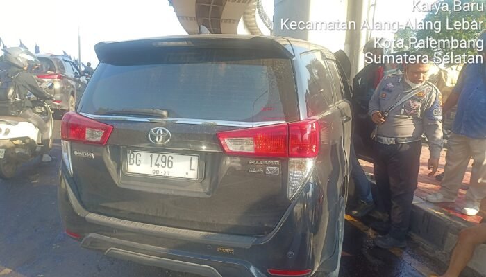 Dikemudikan Pria Lansia, Kijang Innova Ini Tabrak Pejalan Kaki Lalu Hantam Tiang LRT