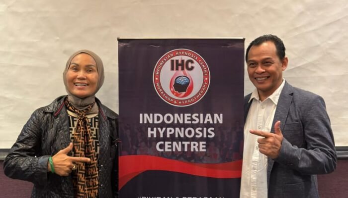 Dikukuhkan Menjadi Master Hipnotis, Advokat Diana Ivory Yoe Terima Sertifikat Clinical Hypnotherapy