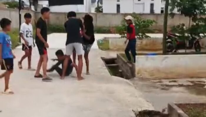 Gegara Tegur Sekelompok Remaja Bermain Layangan, Ayah dan Anak Kena Keroyok Hingga Disabet Celurit