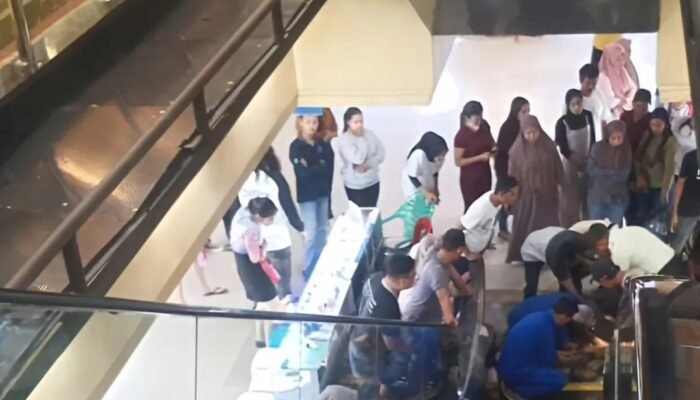 Orang Tua Lalai, Tangan Bocah Terjepit di Tangga Eskalator Mall Internasional Plaza