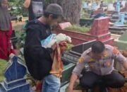 Polda Sumsel Makamkan Bayi Pasutri yang Diturunkan Paksa dari Ambulance RSUD Bari Palembang