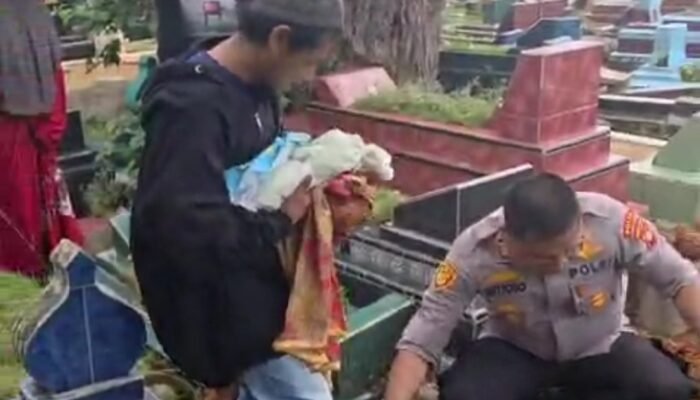Polda Sumsel Makamkan Bayi Pasutri yang Diturunkan Paksa dari Ambulance RSUD Bari Palembang