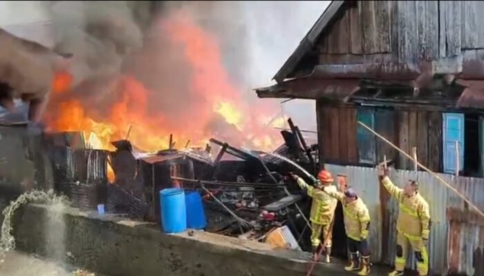 6 Rumah Dipemukiman Padat 35 Ilir Ludes Dilalap Sijago Merah, Petugas Kesulitan Masuk ke TKP