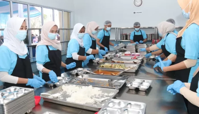 Pengolahan Bahan Makanan Diperketat, Polda Sumsel Pastikan MBG Higienis Hingga ke Tangan Siswa