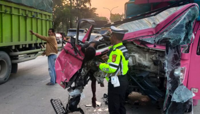 Ngebut, Truk Isuzu Hantam Truk Kontainer Mogok di Jalan Soeta Palembang, 1 Tewas Ditempat