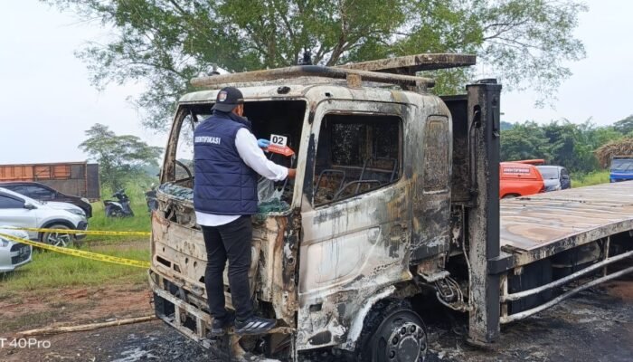 Polda Sumsel Selidiki Penemuan Mayat Terbakar Didalam Truk Tronton di Ogan Ilir