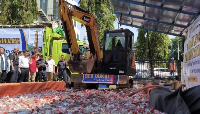 Bea Cukai Musnahkan Puluhan Juta Batang Rokok dan Ribuan Liter Miras Ilegal, Pemasoknya Masih Diburu