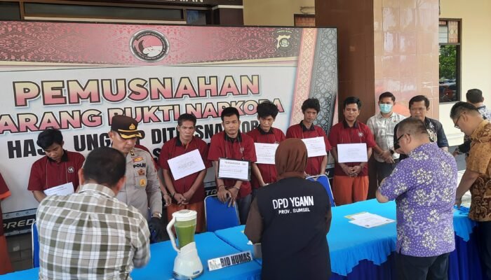 Terancam Hukuman Berat, Pengedar Sabu dan Ekstasi Ini Malah Ketawa Saat Hadir Dipemusnahan BB di Polda Sumsel