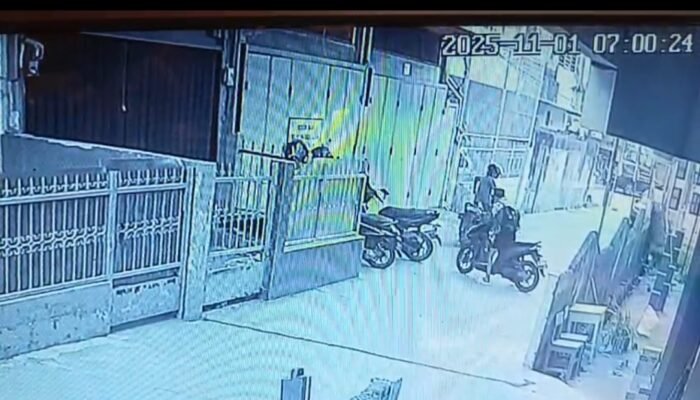 Terekam CCTV, Guru SDN 44 Palembang Jadi Korban Curanmor