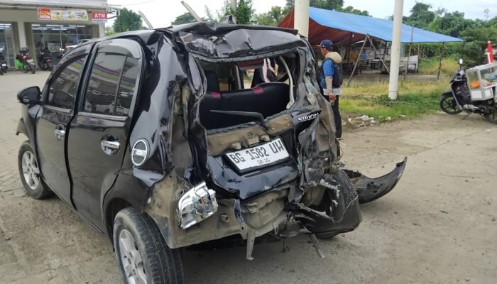 Ngebut di Jalan Soekarno Hatta Palembang, Truk Seruduk Sirion Hingga Ringsek Berat