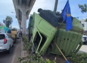 Truk Fuso Tabrak Lampu Penerangan di Jalan Letjen Harun Sohar Palembang Hingga Ringsek