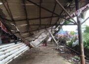 Diterjang Angin Kencang dan Hujan Deras, Kanopi Gedung Pasar 16 Ilir Palembang Ambruk