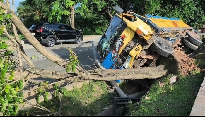 Stir Tiba tiba Mengeras, Truk Batubata Ringsek Usai Tabrak Tiang Listrik dan Pohon di Jalan Soekarno Hatta Palembang