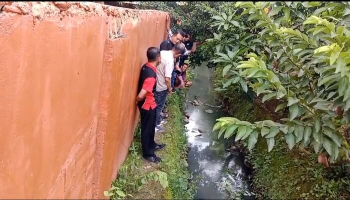 Masih Memakai Seragam Biru Putih, Siswa SMPN 26 Palembang Ditemukan Tewas di Parit Belakang Sekolah