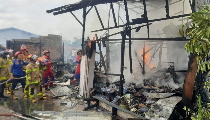 8 Kios Koperasi Milik Kodam II / Sriwijaya Ludes Terbakar, Diduga Dari Tabung Gas yang Bocor