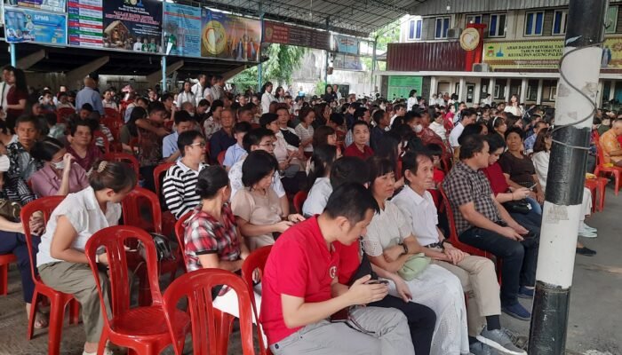 Umat Kristiani di Palembang Padati Gereja Katolik Paroki Santo Yoseph untuk Misa Malam Natal