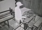 Pria Bertato Dibetis Terekam CCTV Gondol Dua Unit Kipas Angin dari Resto di Sekip Pangkal Palembang