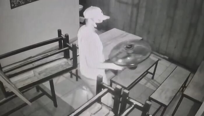 Pria Bertato Dibetis Terekam CCTV Gondol Dua Unit Kipas Angin dari Resto di Sekip Pangkal Palembang