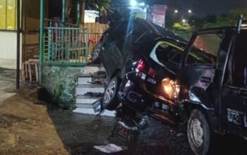 Lakalantas di Jalan R Sukamto Palembang Pikap Seruduk Agya dari Belakang Hingga Hantam Halte