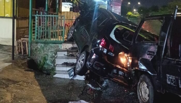 Lakalantas di Jalan R Sukamto Palembang Pikap Seruduk Agya dari Belakang Hingga Hantam Halte