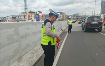 Diduga Sopir Mengantuk, Daihatsu Rocky Tabrak Motor Satu Keluarga di Fly Over Angkatan 66 Palembang