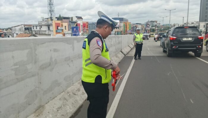 Diduga Sopir Mengantuk, Daihatsu Rocky Tabrak Motor Satu Keluarga di Fly Over Angkatan 66 Palembang